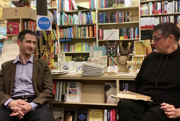 El escritor José Antonio Malo y el presentador Jesús Lens en la librería Dauro
